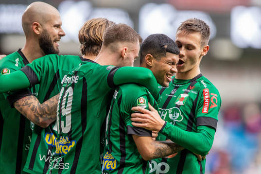 Varbergs Luke Le Roux jublar med lagkamrater