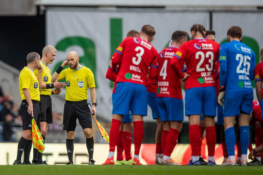 Assisterande domare Daniel Yng, domare Adam Ladebäck och