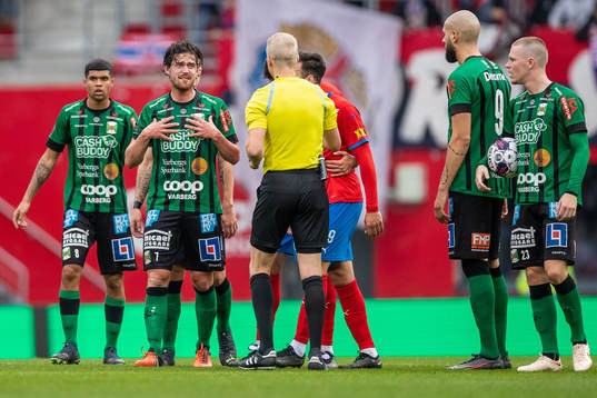 Varbergs Robin Tranberg i diskussion med domare Adam
