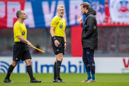 Assisterande domare Daniel Yng och domare Adam Ladebäck i