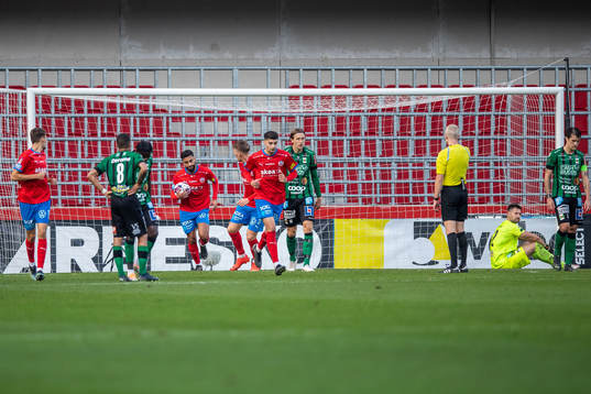 Varbergs målvakt Stojan Lukic och Jon Birkfeldt deppar