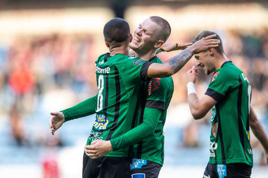 Varbergs Luke Le Roux och Anton Liljenbäck jublar