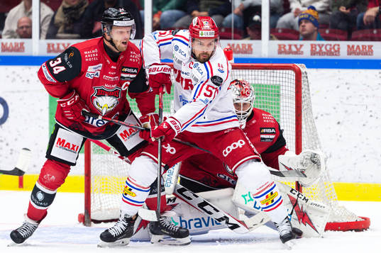 Timrås Anton Lander oroar framför Malmö Redhawks Carl