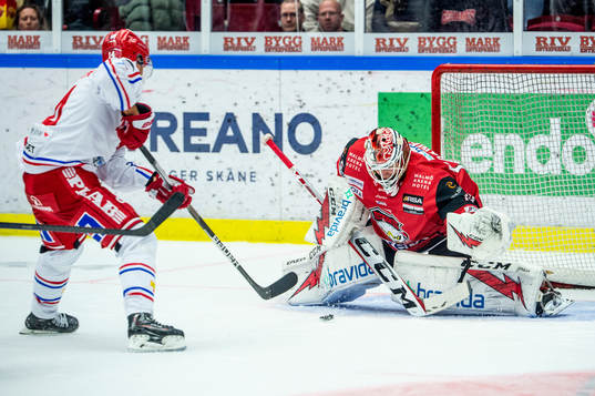 Timrås Emil Pettersson på väg att göra 0-2 på Malmö