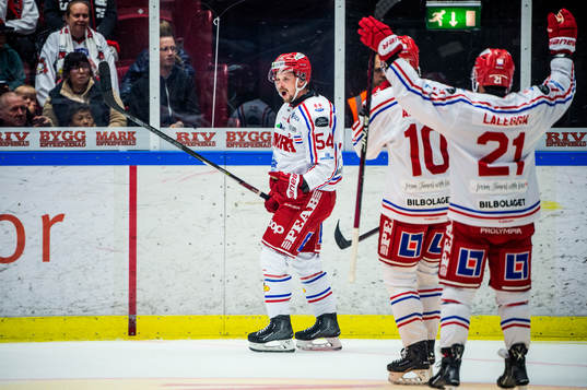 Timrås Jonathan Dahlén jublar med lagkamraterna