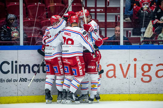 Timrås Jonathan Dahlén jublar med lagkamraterna