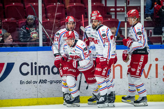 Timrås Jonathan Dahlén jublar med lagkamraterna