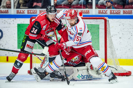 Timrås Anton Lander framför Malmö Redhawks Carl