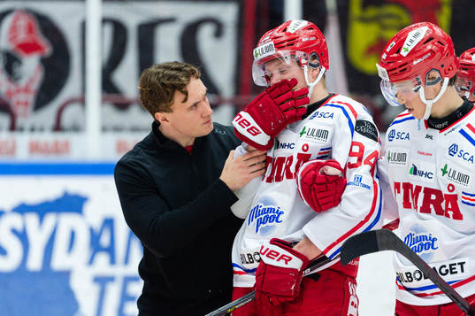 Timrås Sebastian Hartmann lämnar isen