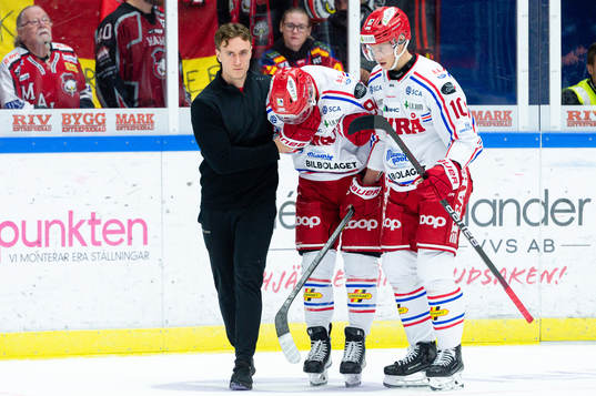 Timrås Sebastian Hartmann lämnar isen