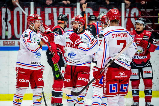 Timrås Jacob Blomqvist jublar med lagkamraterna