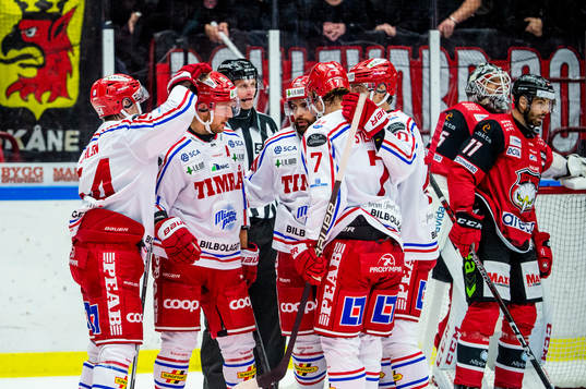 Timrås Jacob Blomqvist jublar med lagkamraterna