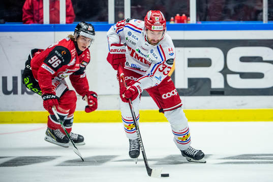 Timrås Albin Lundin mot Malmö Redhawks Lukas Wernblom