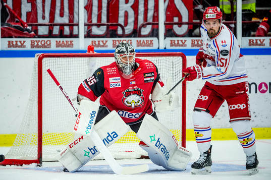 Timrås Anton Lander mot Malmö Redhawks målvakt Adam