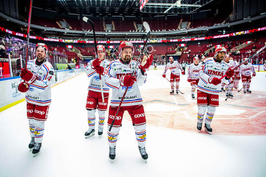 Timrås spelare med Anton Lander i spetsen jublar