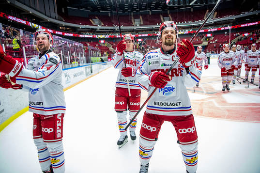 Timrås spelare med Anton Lander i spetsen jublar