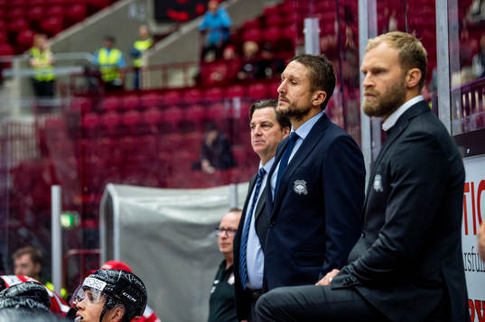 Malmö Redhawks tränare Tomas Kollar deppar