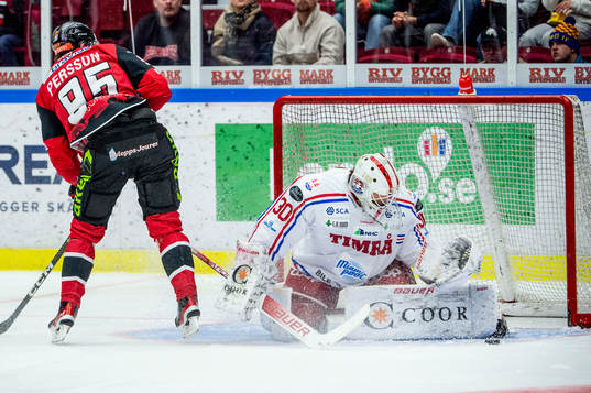 Malmö Redhawks Carl Persson mot Timrås målvakt Jacob