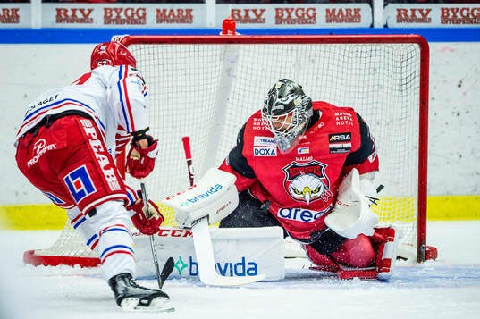 Timrås Anton Wedin mot Malmö Redhawks målvakt Adam Werner