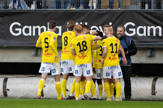 Falkenbergs spelare jublar