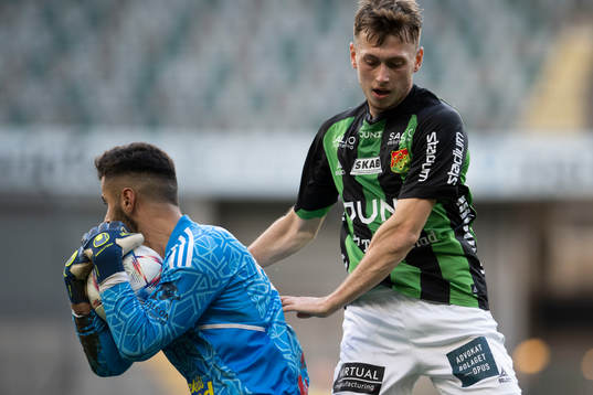 Falkenbergs målvakt Nadeem Omar och GAIS Ben Morris