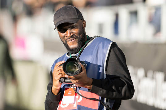 Gais tidigare spelare Boris Lumbana som supporterfotograf