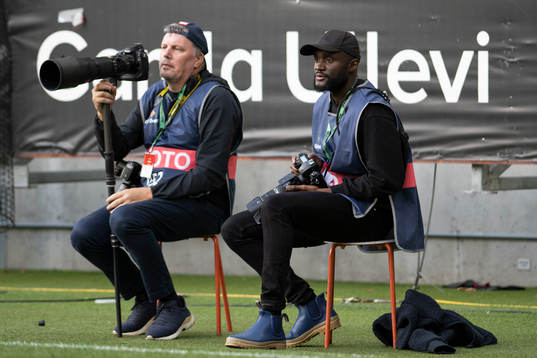 Gais tidigare spelare Boris Lumbana som supporterfotograf