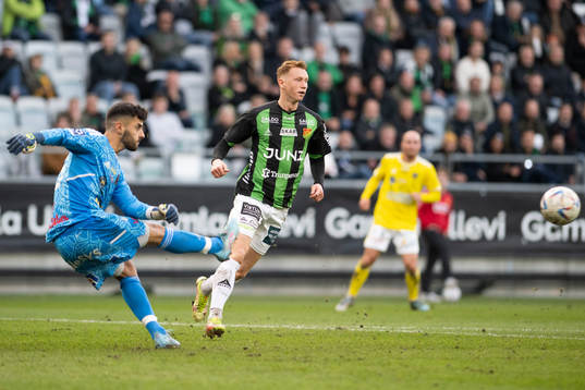 Falkenbergs målvakt Nadeem Omar och GAIS Julius Lindberg