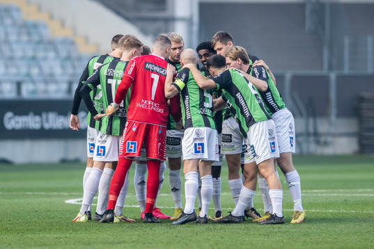 GAIS spelare samlas innan fotbollsmatchen i Ettan södra