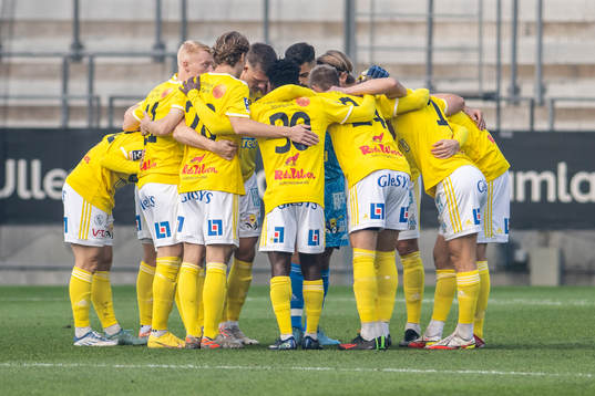 Falkenbergs spelare samlas innan fotbollsmatchen i Ettan