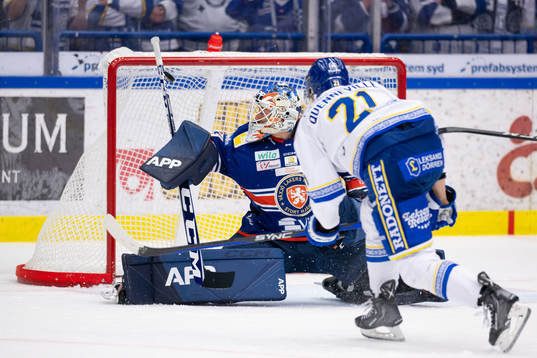 Leksands John Quenneville gör 1-1 bakom Växjös målvakt
