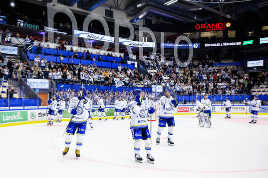 Leksands spelare jublar framför fansen