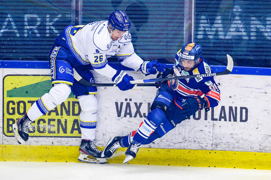 Leksands Patrik Noren tacklar Växjös Jayden Halbgewachs