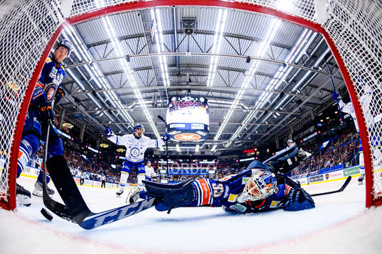 Växjös Joel Persson och målvakt Emil Larmi deppar när