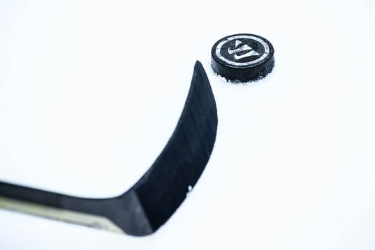 En hockeyklubba och puck