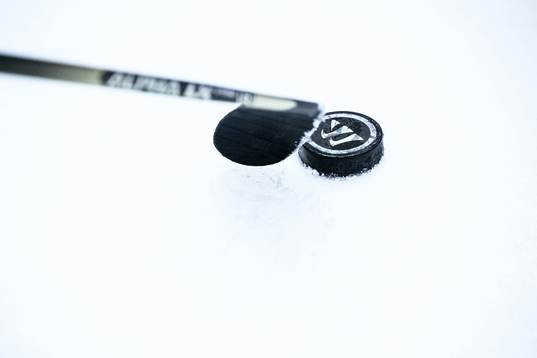 En hockeyklubba och puck