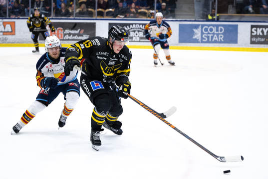 Djurgårdens Emil Berglund och Västerås Filip Wiberg