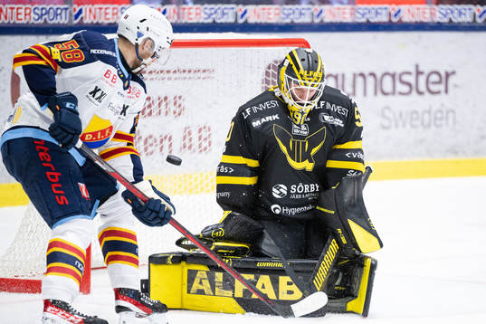 Djurgårdens Fredrik Forsberg och Västerås målvakt Ian