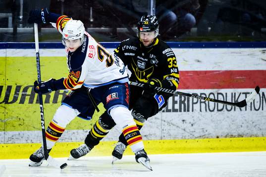 Djurgårdens Liam Öhgren och Västerås Oliver Bohm