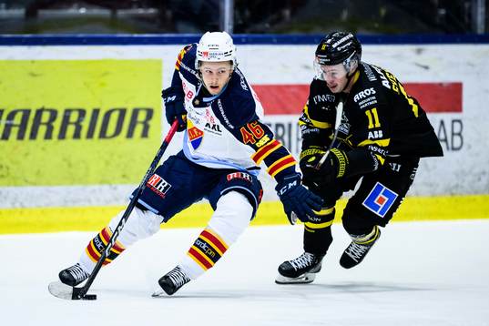 Djurgårdens Tim Söderlund och Västerås Anton Svensson
