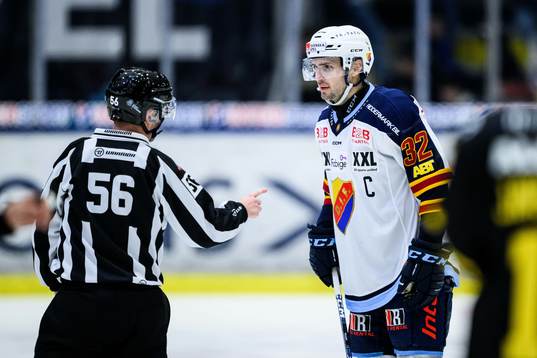 Djurgårdens Marcus Kruger i en diskussion med domaren