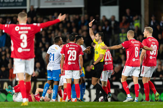 Värnamos Wenderson Oliveira do Nascimento får rött kort