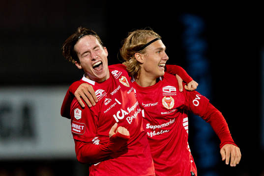 Kalmars Johan Karlsson och Sebastian Nanasi jublar