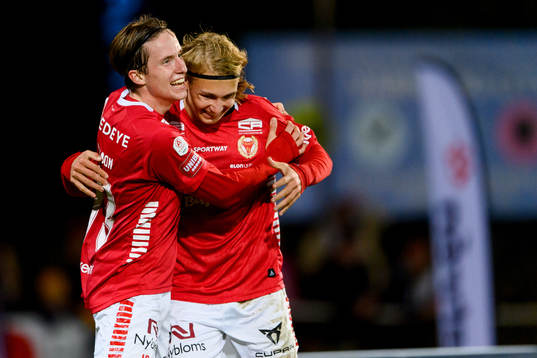 Kalmars Johan Karlsson jublar med Sebastian Nanasi