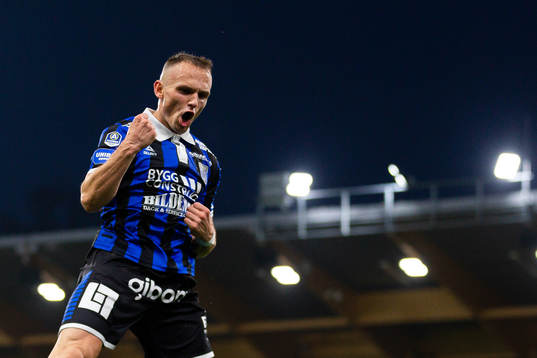 Sirius Aron Bjarnason jublar