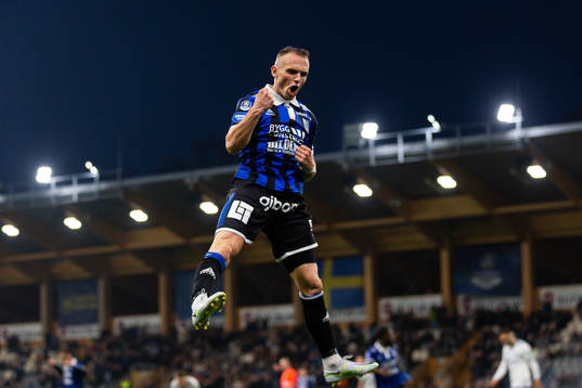 Sirius Aron Bjarnason jublar