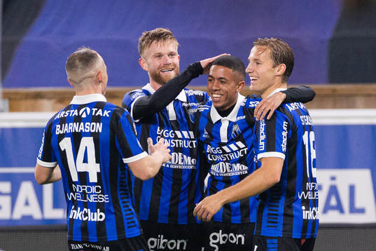 Sirius Tashreeq Matthews jublar med Aron Bjarnason, Dennis