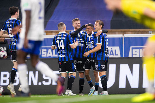 Sirius Tashreeq Matthews jublar med Aron Bjarnason, Dennis