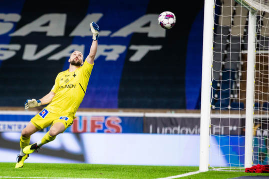 IFK Norrköpings målvakt Oscar Jansson släpper 1-0 av