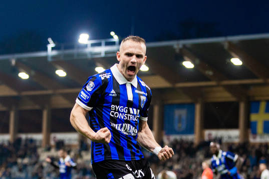 Sirius Aron Bjarnason jublar